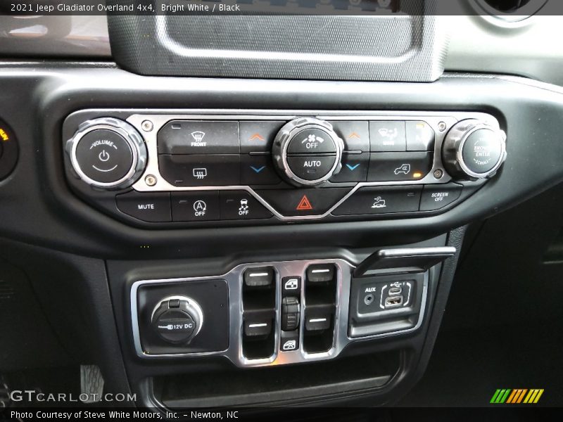 Bright White / Black 2021 Jeep Gladiator Overland 4x4