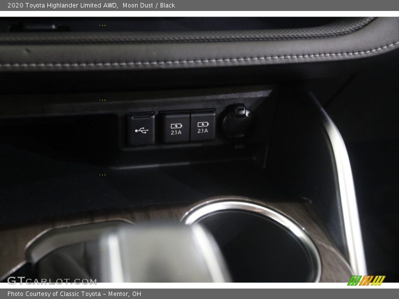 Moon Dust / Black 2020 Toyota Highlander Limited AWD