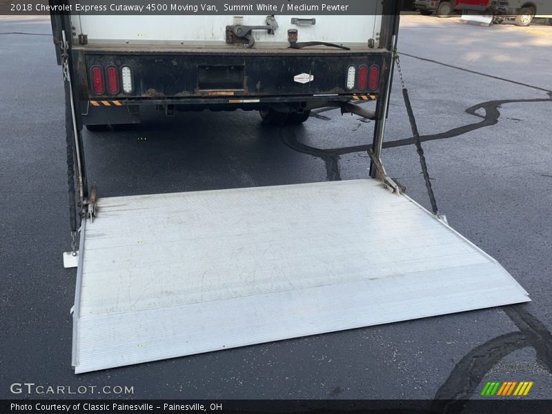 Summit White / Medium Pewter 2018 Chevrolet Express Cutaway 4500 Moving Van