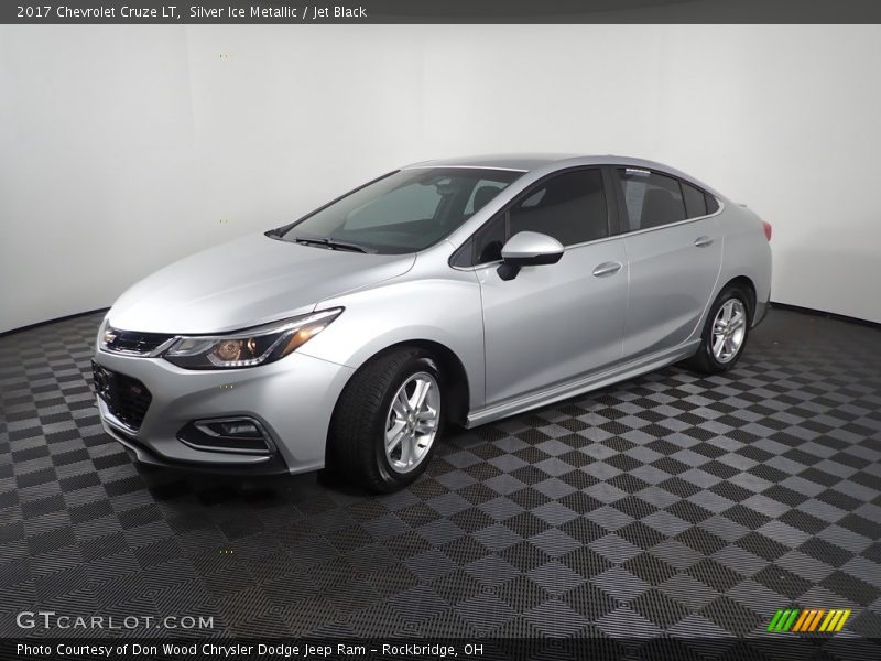 Silver Ice Metallic / Jet Black 2017 Chevrolet Cruze LT