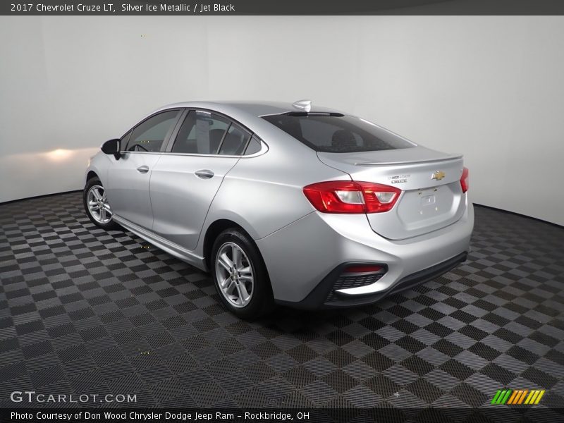 Silver Ice Metallic / Jet Black 2017 Chevrolet Cruze LT