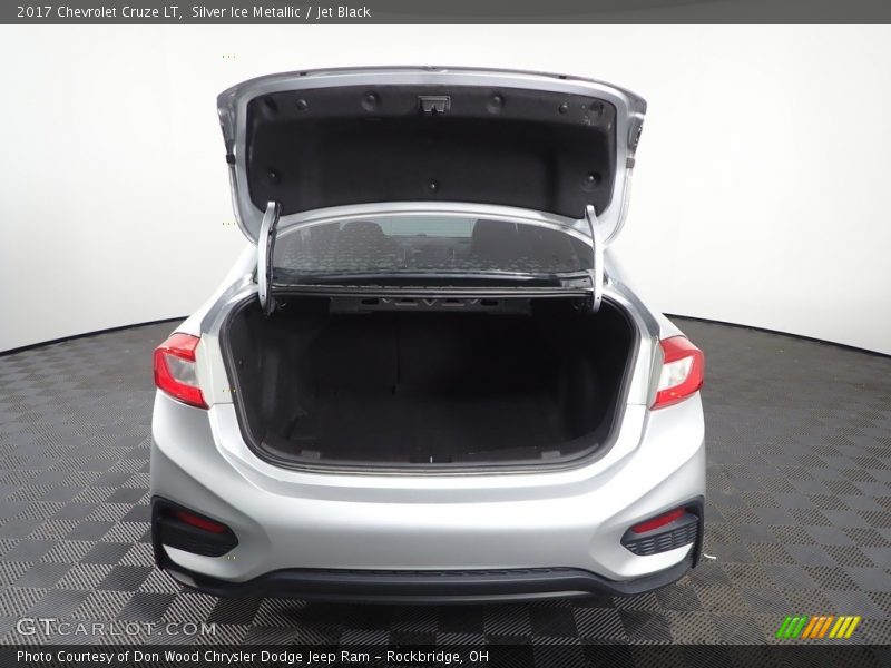 Silver Ice Metallic / Jet Black 2017 Chevrolet Cruze LT