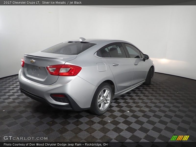 Silver Ice Metallic / Jet Black 2017 Chevrolet Cruze LT