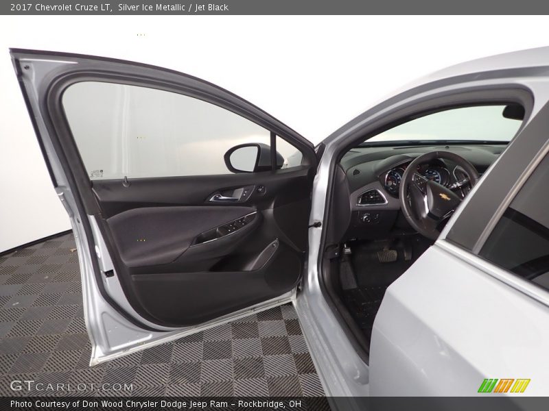 Silver Ice Metallic / Jet Black 2017 Chevrolet Cruze LT