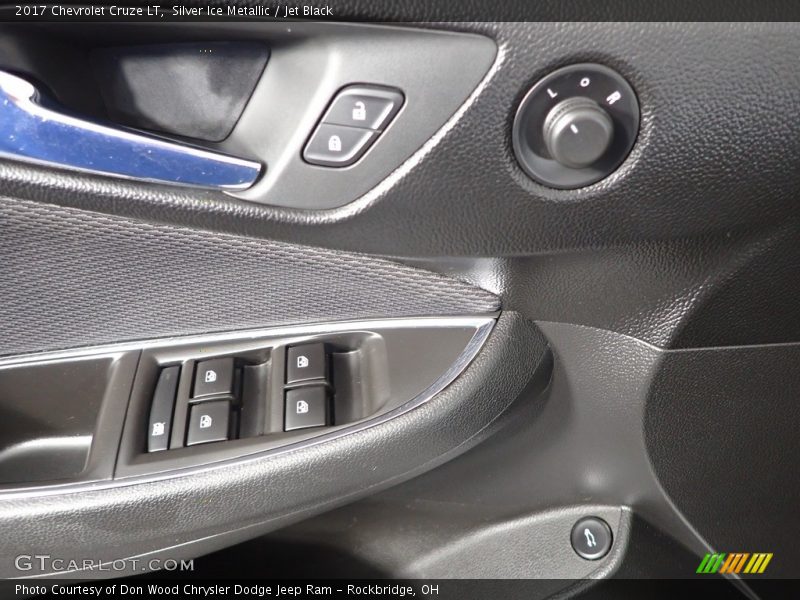 Silver Ice Metallic / Jet Black 2017 Chevrolet Cruze LT