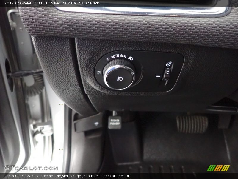 Silver Ice Metallic / Jet Black 2017 Chevrolet Cruze LT
