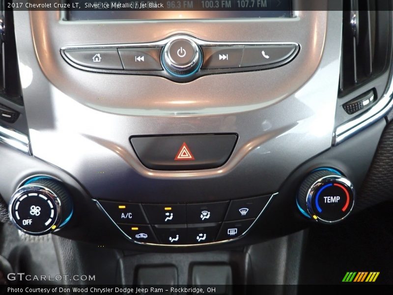 Silver Ice Metallic / Jet Black 2017 Chevrolet Cruze LT