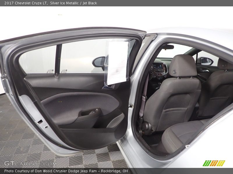 Silver Ice Metallic / Jet Black 2017 Chevrolet Cruze LT