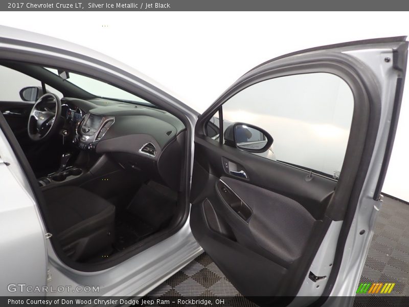 Silver Ice Metallic / Jet Black 2017 Chevrolet Cruze LT