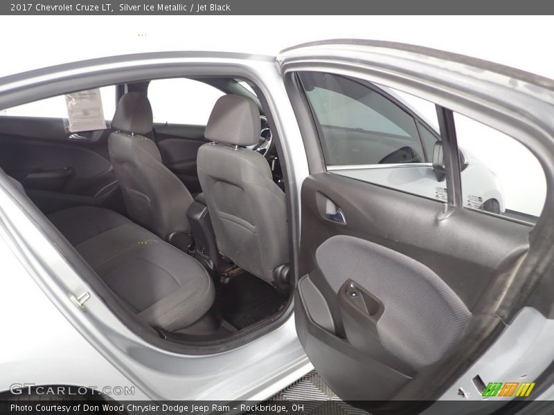 Silver Ice Metallic / Jet Black 2017 Chevrolet Cruze LT