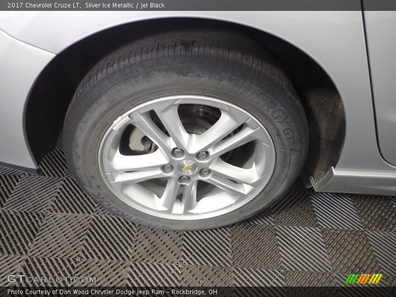 Silver Ice Metallic / Jet Black 2017 Chevrolet Cruze LT