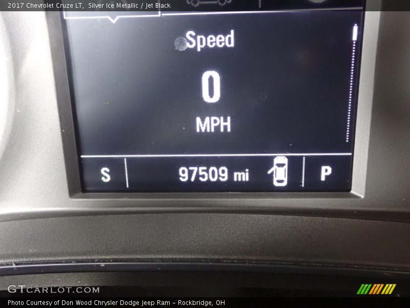 Silver Ice Metallic / Jet Black 2017 Chevrolet Cruze LT