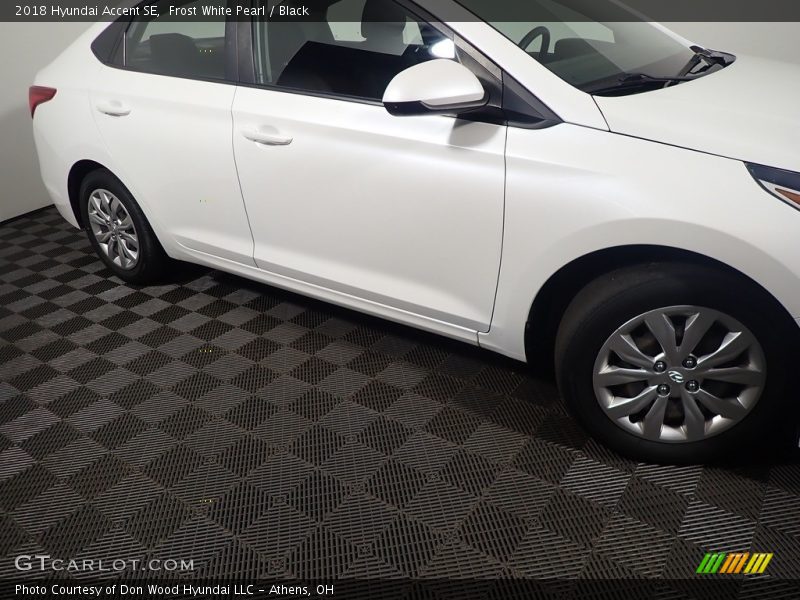 Frost White Pearl / Black 2018 Hyundai Accent SE