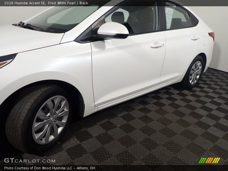 Frost White Pearl / Black 2018 Hyundai Accent SE