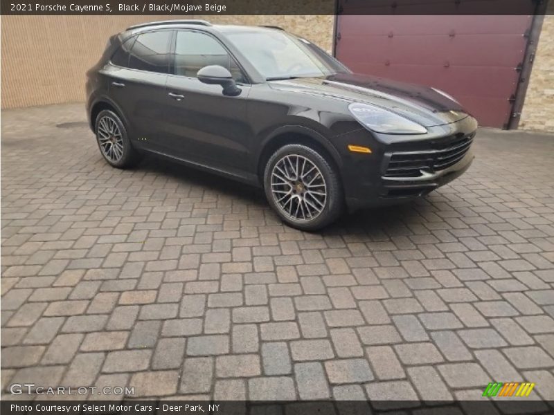 Front 3/4 View of 2021 Cayenne S