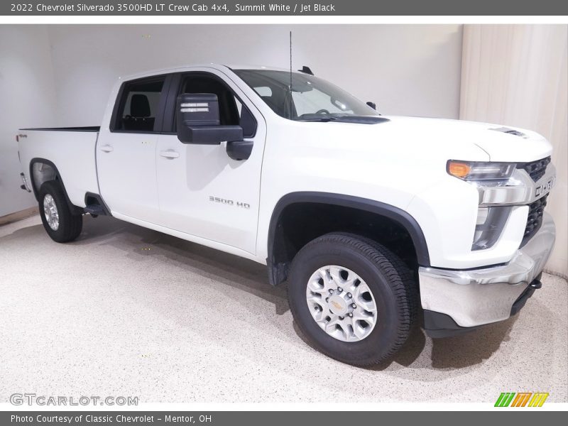 Front 3/4 View of 2022 Silverado 3500HD LT Crew Cab 4x4