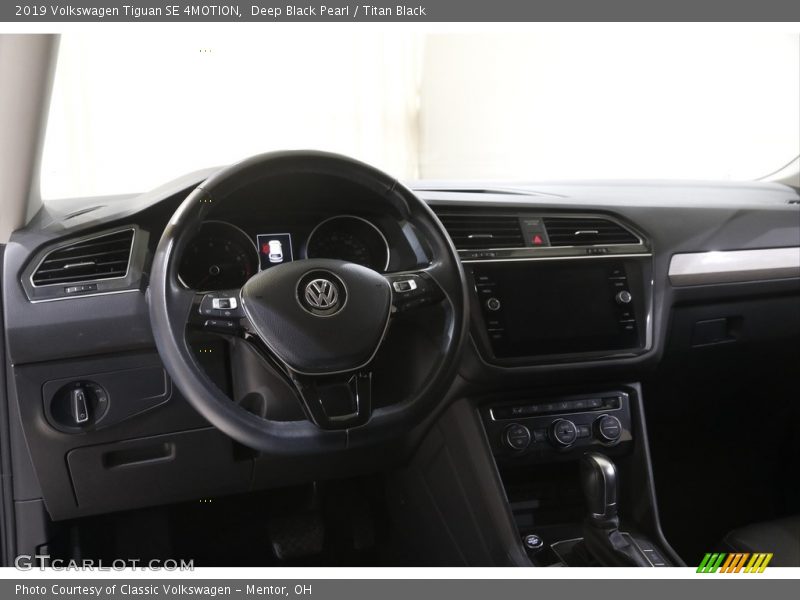 Deep Black Pearl / Titan Black 2019 Volkswagen Tiguan SE 4MOTION
