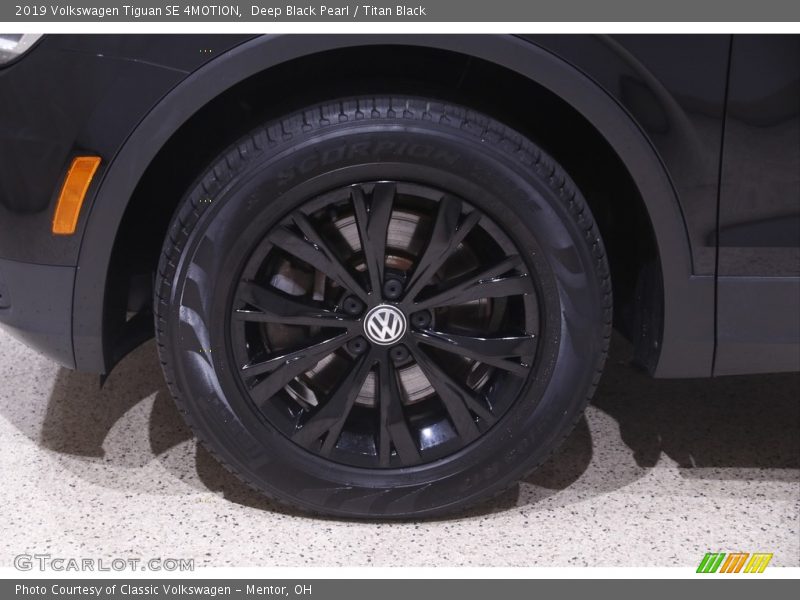 Deep Black Pearl / Titan Black 2019 Volkswagen Tiguan SE 4MOTION