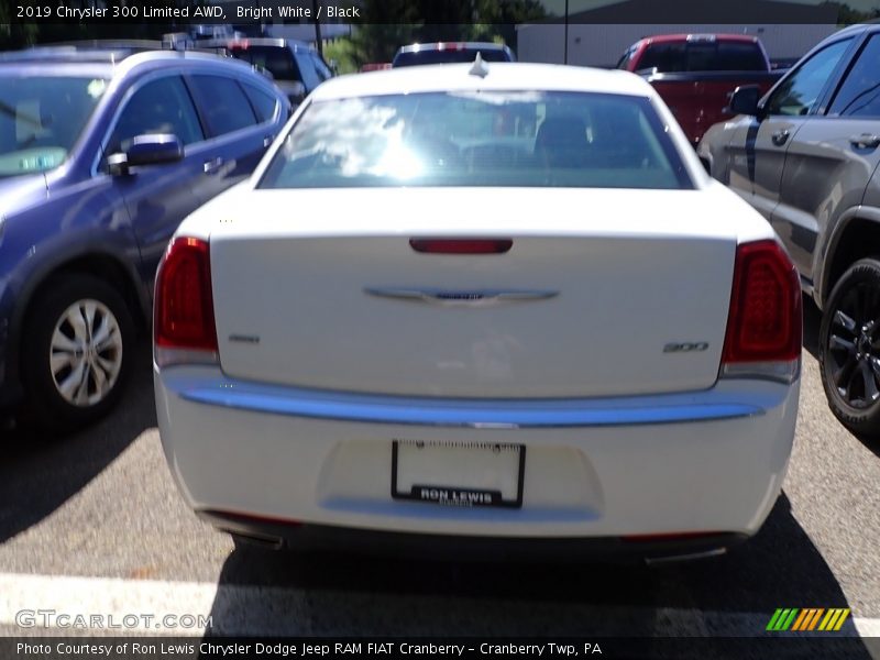 Bright White / Black 2019 Chrysler 300 Limited AWD