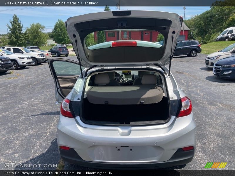 Silver Ice Metallic / Jet Black 2017 Chevrolet Cruze LT