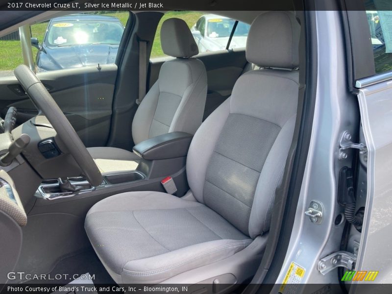 Silver Ice Metallic / Jet Black 2017 Chevrolet Cruze LT