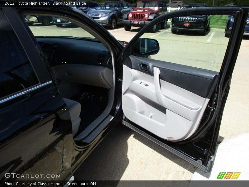 Black / Sand Beige 2013 Toyota Highlander