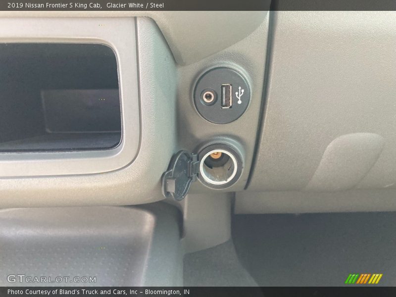 Glacier White / Steel 2019 Nissan Frontier S King Cab