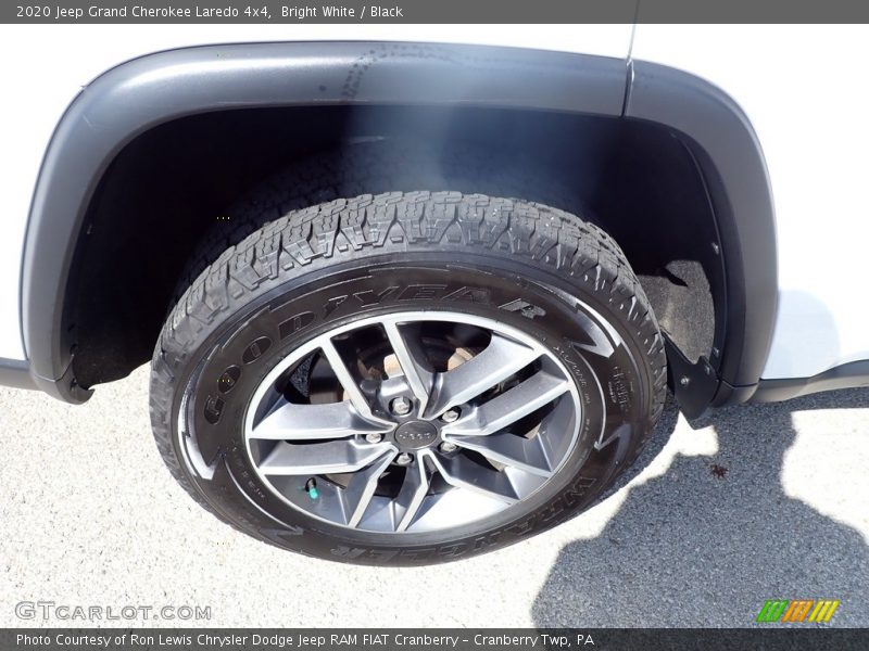 Bright White / Black 2020 Jeep Grand Cherokee Laredo 4x4