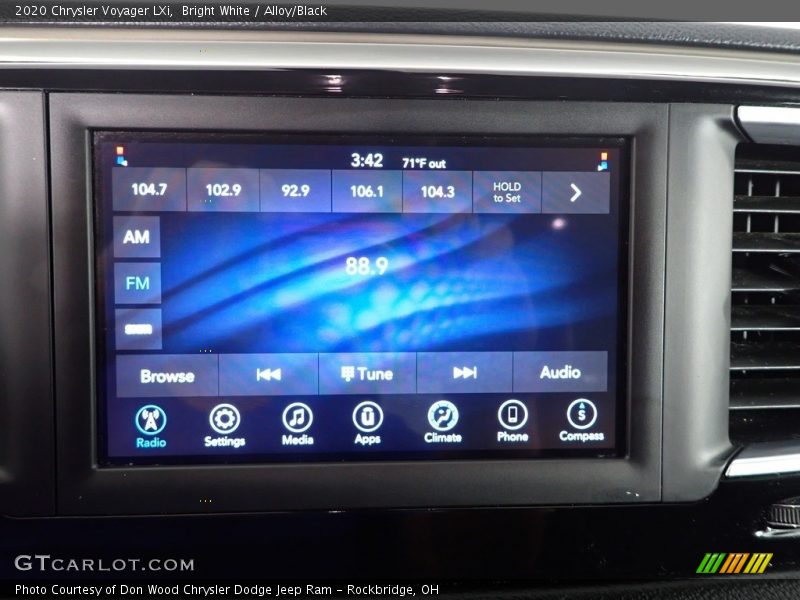 Bright White / Alloy/Black 2020 Chrysler Voyager LXi