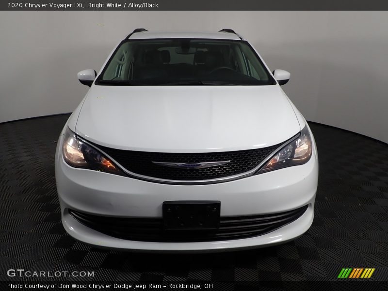Bright White / Alloy/Black 2020 Chrysler Voyager LXi