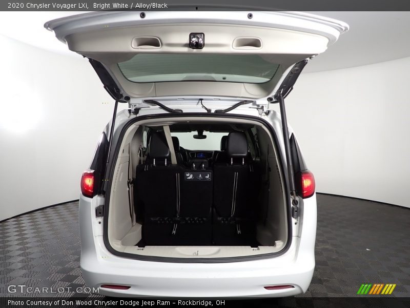 Bright White / Alloy/Black 2020 Chrysler Voyager LXi
