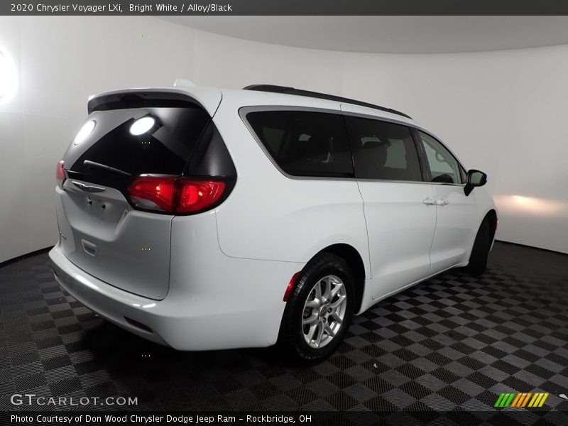 Bright White / Alloy/Black 2020 Chrysler Voyager LXi
