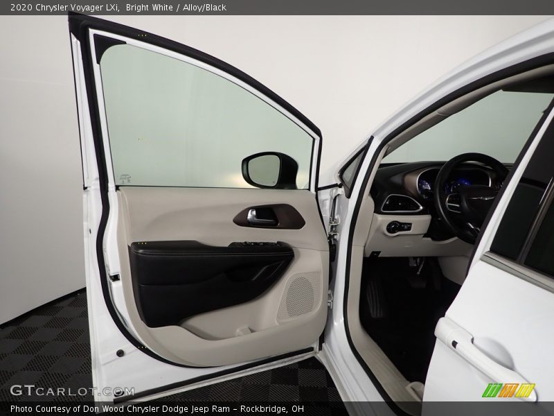 Bright White / Alloy/Black 2020 Chrysler Voyager LXi