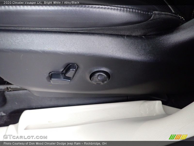 Bright White / Alloy/Black 2020 Chrysler Voyager LXi