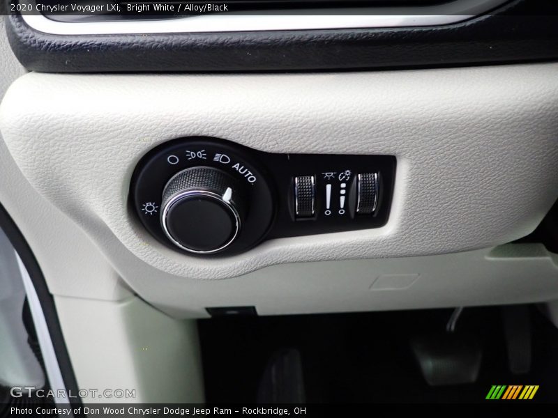 Bright White / Alloy/Black 2020 Chrysler Voyager LXi
