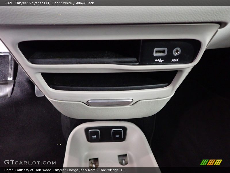 Bright White / Alloy/Black 2020 Chrysler Voyager LXi