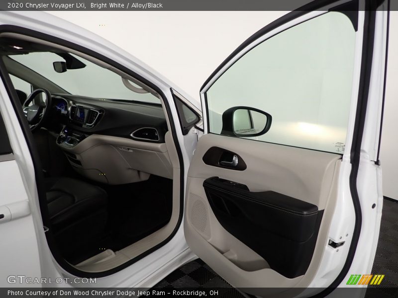 Bright White / Alloy/Black 2020 Chrysler Voyager LXi