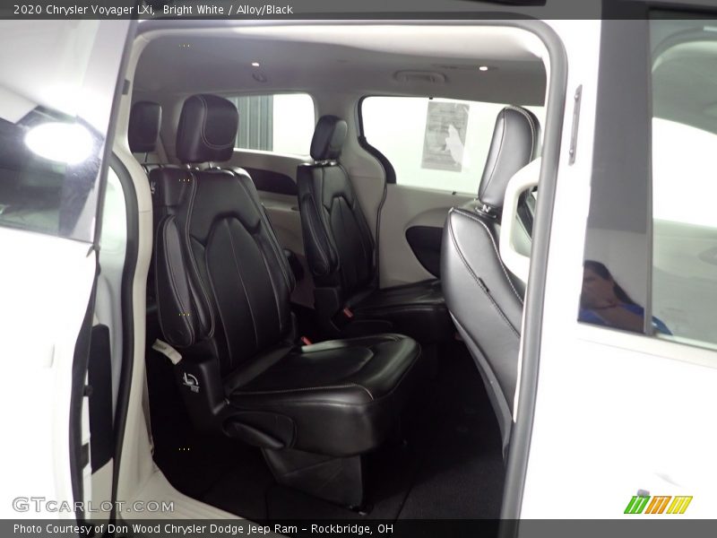 Bright White / Alloy/Black 2020 Chrysler Voyager LXi