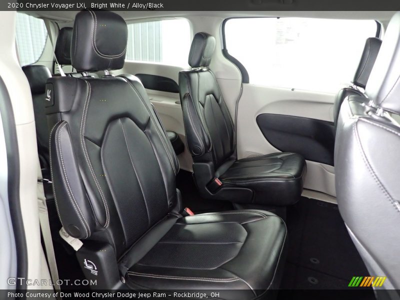 Bright White / Alloy/Black 2020 Chrysler Voyager LXi