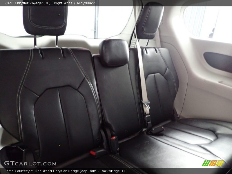 Bright White / Alloy/Black 2020 Chrysler Voyager LXi