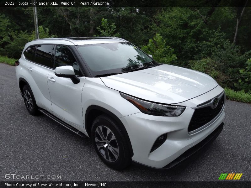 Front 3/4 View of 2022 Highlander XLE
