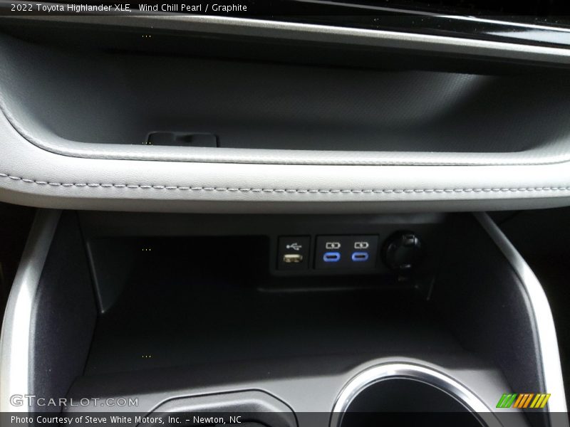 Wind Chill Pearl / Graphite 2022 Toyota Highlander XLE