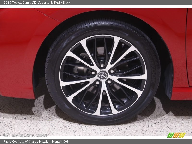 Supersonic Red / Black 2019 Toyota Camry SE