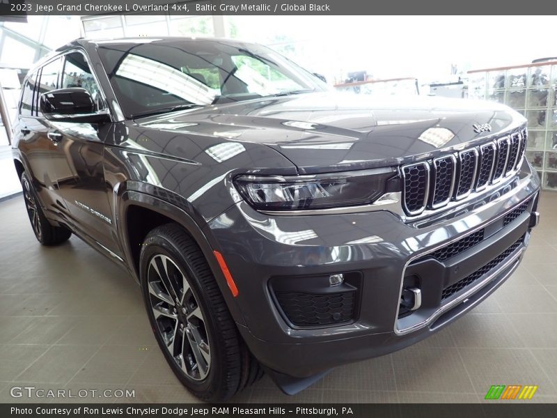 Front 3/4 View of 2023 Grand Cherokee L Overland 4x4