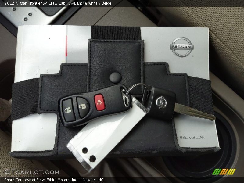 Avalanche White / Beige 2012 Nissan Frontier SV Crew Cab