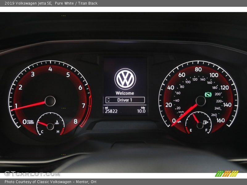Pure White / Titan Black 2019 Volkswagen Jetta SE