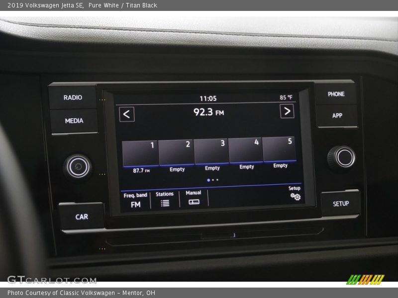 Pure White / Titan Black 2019 Volkswagen Jetta SE