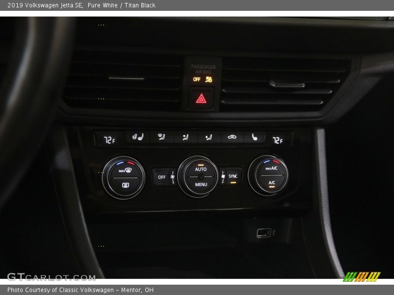 Pure White / Titan Black 2019 Volkswagen Jetta SE