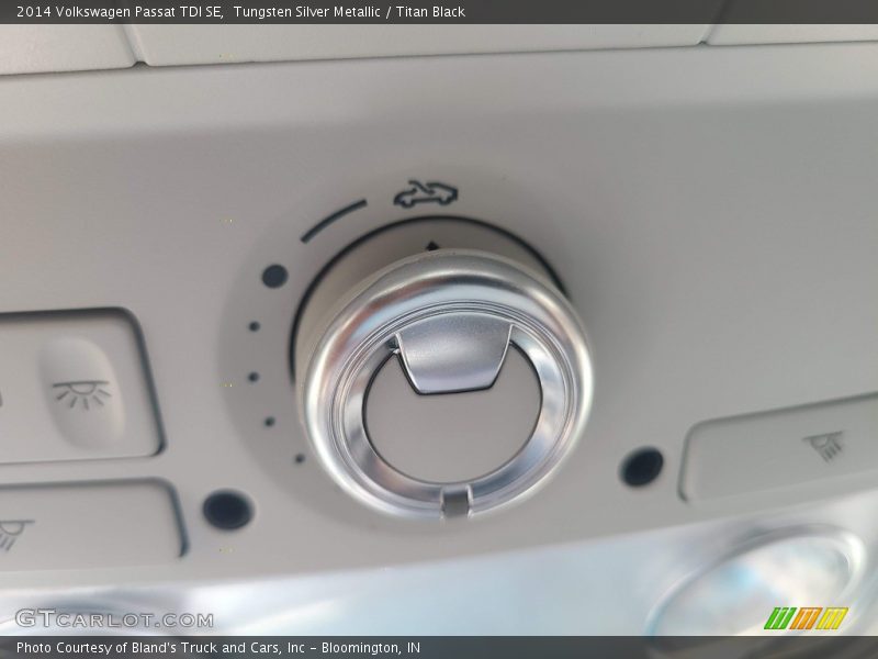 Tungsten Silver Metallic / Titan Black 2014 Volkswagen Passat TDI SE
