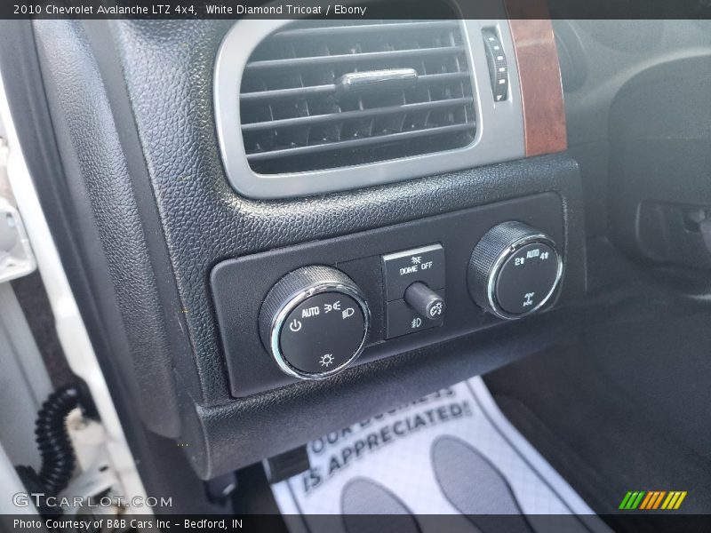 White Diamond Tricoat / Ebony 2010 Chevrolet Avalanche LTZ 4x4